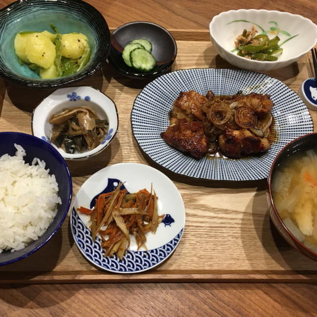 献立 鶏肉と玉ねぎの照焼き ごぼうと人参のきんぴら 茄子と舞茸のピリ辛炒め じゃがいもとピーマンのマヨバター和え ピーマンとツナのだし醤油炒め きゅうりの米麹漬物 根菜の具沢山お味噌汁 By Kajuさん レシピブログ 料理ブログのレシピ満載