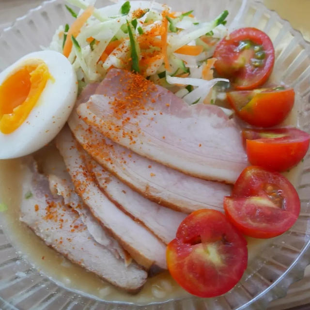 ハート型にトマトとサッポロ一番みそラーメン冷やし焙煎ごまだれ