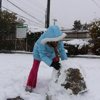 先週の雪の日に娘と雪だるま