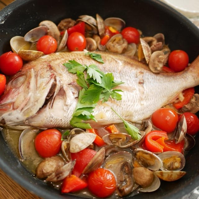 鯛の簡単アクアパッツァのレシピ｜魚貝の旨味とたっぷり具材で本格的な味