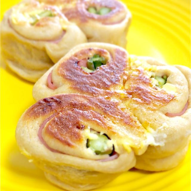 低糖質パンは春のグリーンアスパラでお惣菜パン作りに挑戦！「フライパンで作れるアスパラハムロール」