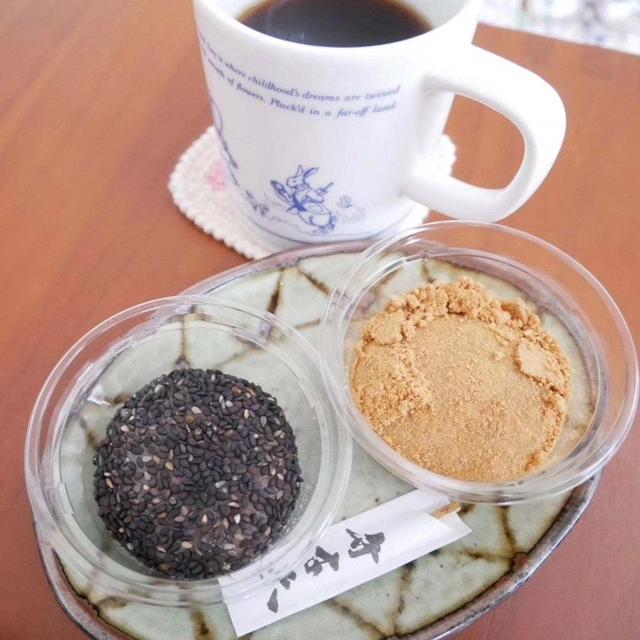 弁才天の黄金砂利餅＆黒胡麻砂利餅#今日のおやつはこれ