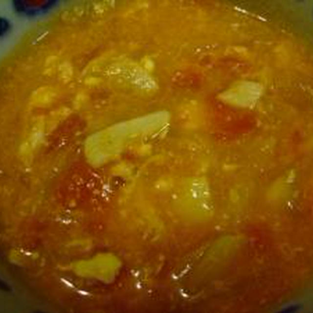 パンの残りも入れてソパデアホ（Sopa de ajo）にんにくのスープです。