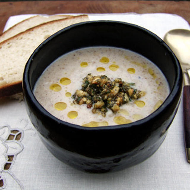 Jerusalem artichoke and hazelnuts soup