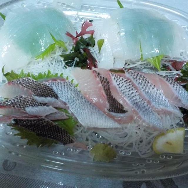 イサキのお刺身、剣先イカ、握り寿司、ぽんぽこの里で購入した野菜