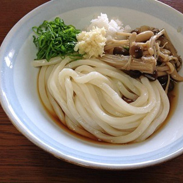 今朝の麺は「きのこおろしぶっかけうどん 冷」