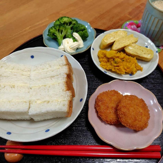 マーガリンサンドとメンチカツとブロッコリー