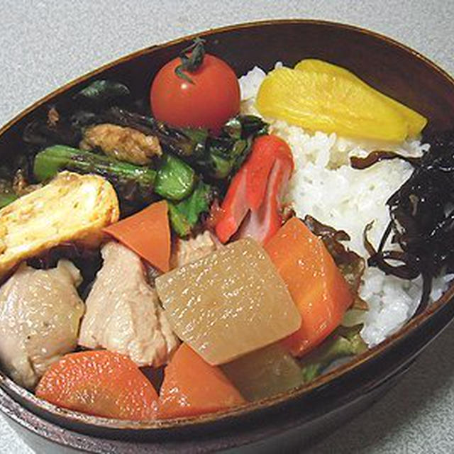 筑前煮弁当。すごい姿勢で眠るきなこ
