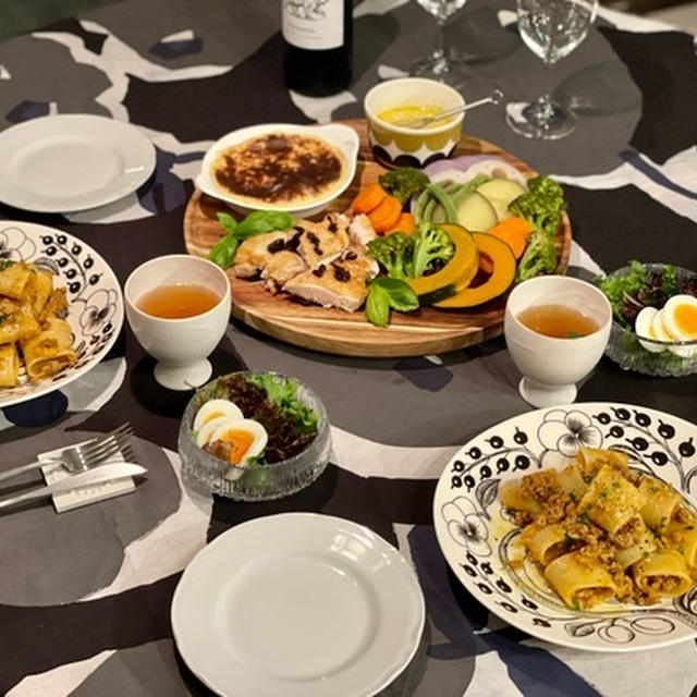 多分初めて食べるパスタ「パッケリ」のミートソースと、皮パリチキンとフリコと蒸し野菜の夜ごはん