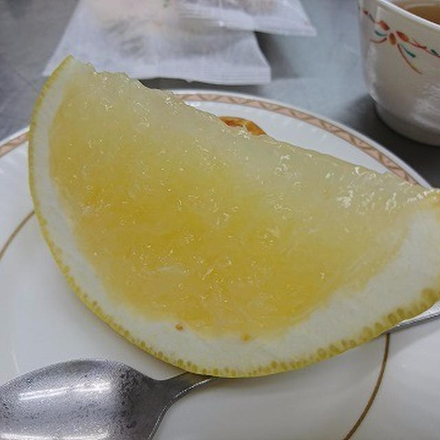 今日のおやつ♪　グレープフルーツゼリーともち吉のおせんべいと陳皮餅