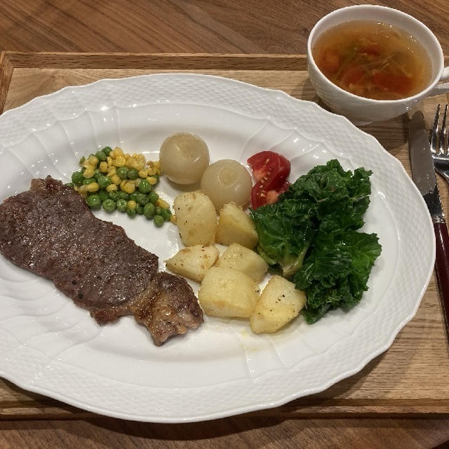 【献立】ステーキ、付け合わせ野菜いろいろ、野菜スープ、手作りパン