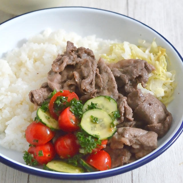 炒め肉とマリネサラダ、コールスローのワンプレごはん。