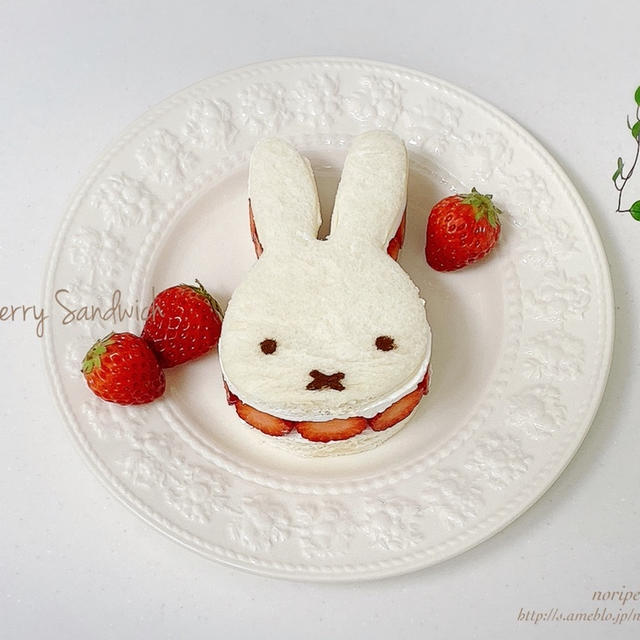 パケ買いしたムック本。ミッフィーのいちごサンド作ってみた♡