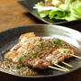 焼鳥、豚バラ串の玉ねぎソースかけ