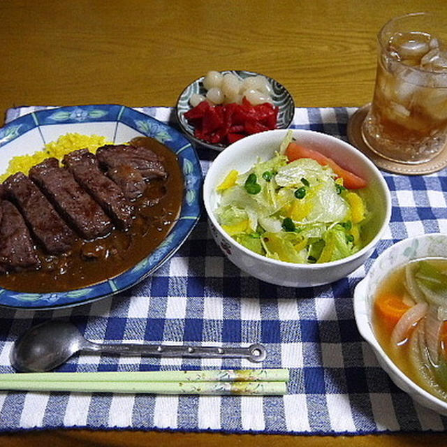 【夕食】ステーキカレー・レタスのサラダ・野菜スープ…