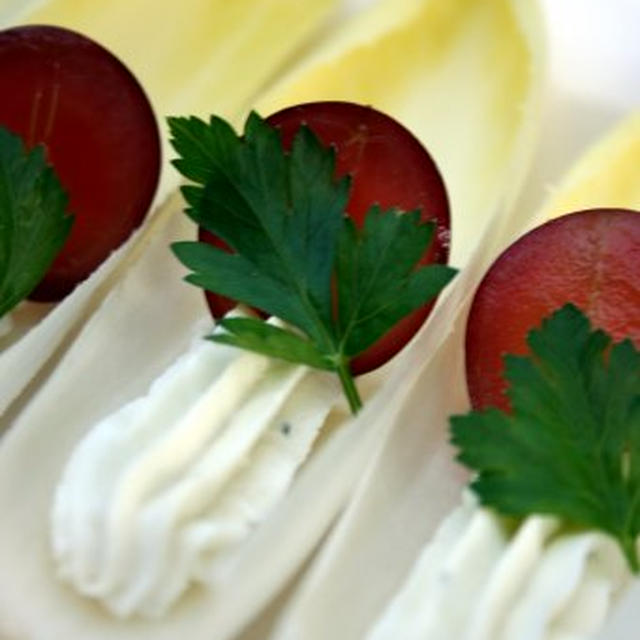 Belgian Endive with Bluecheese Cream and Grapeブルーチーズクリームとグレープのせチコリのオードブル