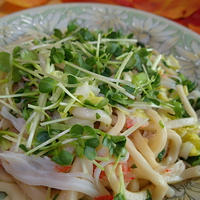 貝割れ大根とカニかまの和風焼きうどん