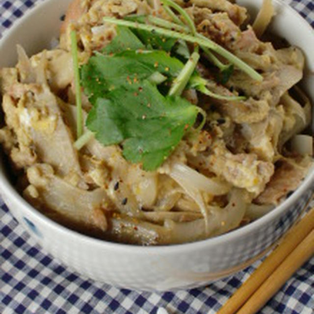 旬の食材で美味しいどんぶり☆新玉ねぎと新ごぼうとツナの玉子とじ丼