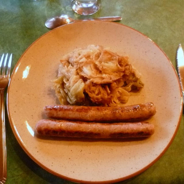 キャベツ蒸し炒めと焼きソーセージ