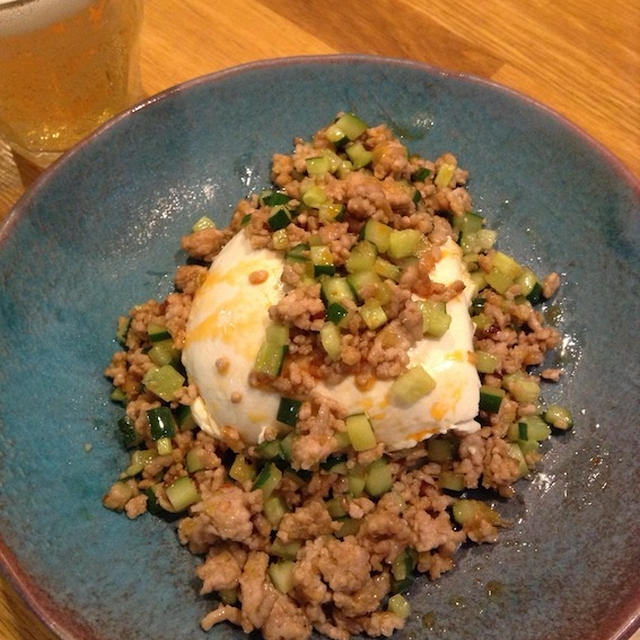 辛いおつまみ　「ピリ辛挽肉とキュウリの豆腐がけ」
