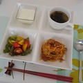 ワンプレートで豚キムチ焼きそば、サラダ、ワカメスープ、ヨーグルト（Pork and Kimchi Chow Mein, Wakame Seaweed Soup）