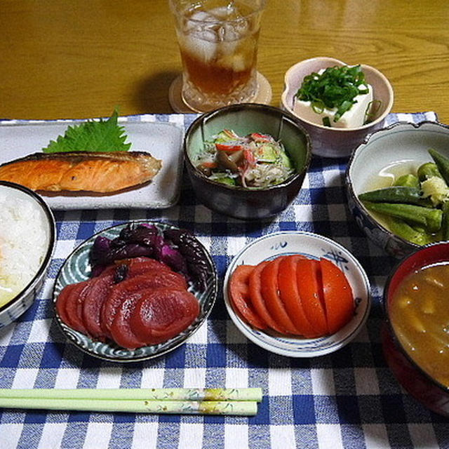 【夕食】たまごかけご飯・さけの塩焼き・おくら煮びたし…
