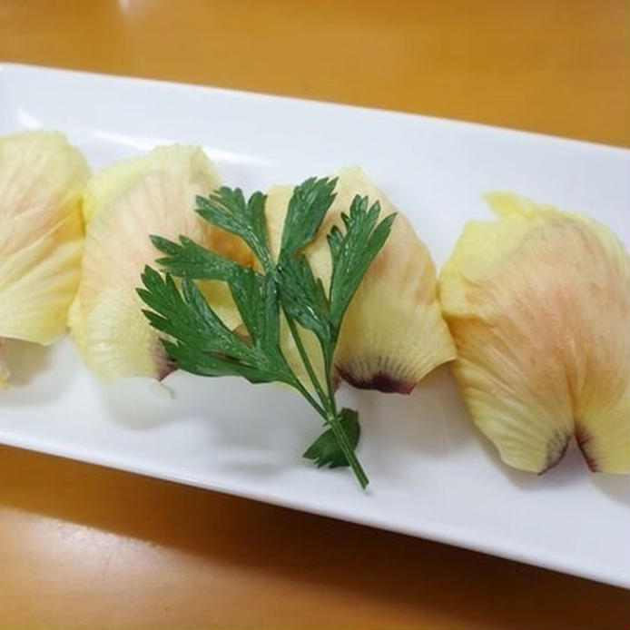 白い長皿に並んだ花オクラと花オクラとスモークサーモンの寿司