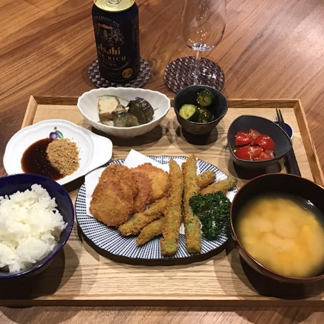 【献立】アスパラガスのフライとハムカツ、茄子と厚揚げの味噌煮、きゅうりのナムル、トマトとエシャレットのマリネサラダ、豆腐のお味噌汁、ビール