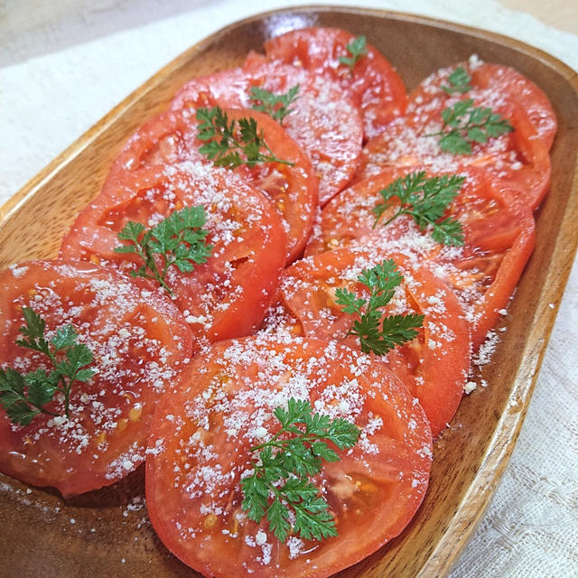 トマトに塩と粉チーズがけ（業務スーパー）