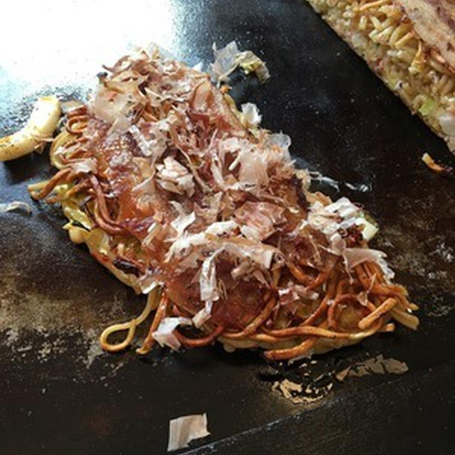 阿倍野のお好み焼き屋「ニコ」でモダン焼き