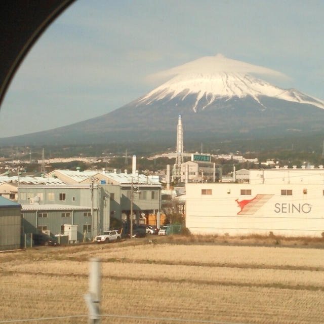 傘をかぶった富士山を眺めつつ