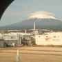 傘をかぶった富士山を眺めつつ