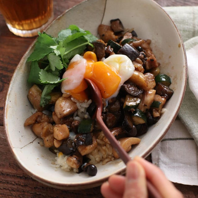 【レシピ】鶏肉の魯肉飯風 とろ〜り温玉のせ