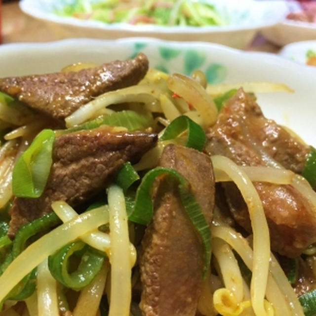 豆板醤を入れてレバもやし炒め＆庭の唐辛子♪