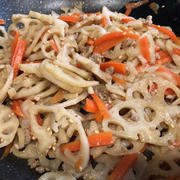 週一で作ります～花粉症対策にも♪～蓮根とニンジンのひき肉甘辛炒め。