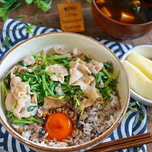 簡単！豆苗と豚肉のささっと炒めと卵黄のにんにく醤油漬け丼