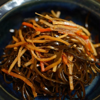 煮魚の煮汁の余りで作る切り昆布とにんじんとごぼうの煮物