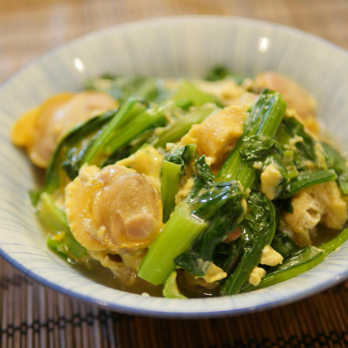 丼に入ったホンビノス貝と小松菜の卵とじ丼