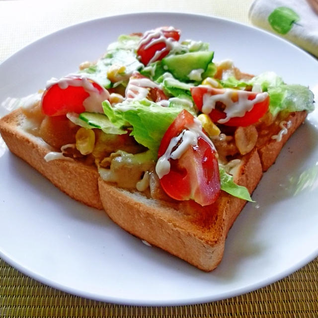 肉じゃがトーストの野菜サラダのせ