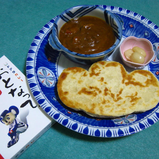 ドアラカレーおとなって、辛口＋ドアラ型のナン