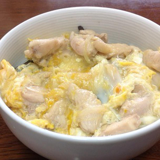 昼ごはんに「鶏肩肉の親子丼」