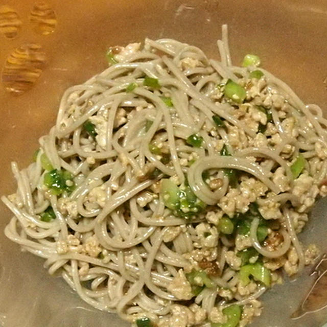 カルディのサラダの旨たれで肉和えそば