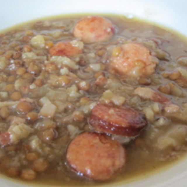 [料理（ちょっぴりドイツ風）] ソーセージとカリフラワーとレンズ豆のスープ