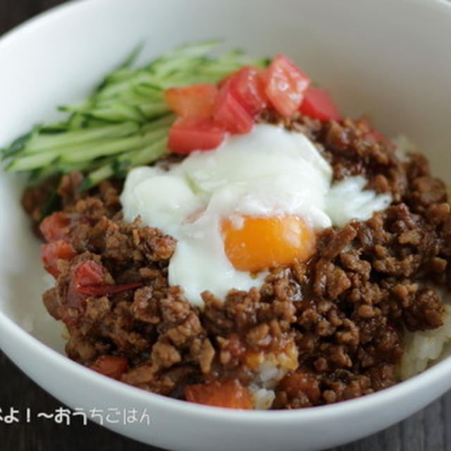 混ぜるだけ！献立いろいろみそで作る「旨味たっぷりトマト肉味噌丼」