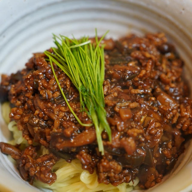 熱々肉味噌和え麺（炸醤麺）