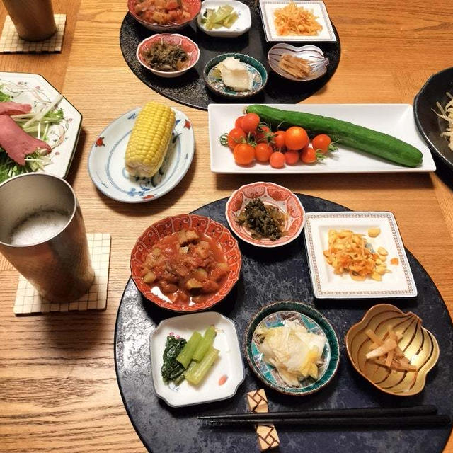 ダンナごはん！野菜炒めとビーフパストラミと水菜のサラダとプランター野菜＋小鉢6品で晩酌