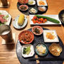 ダンナごはん！野菜炒めとビーフパストラミと水菜のサラダとプランター野菜＋小鉢6品で晩酌
