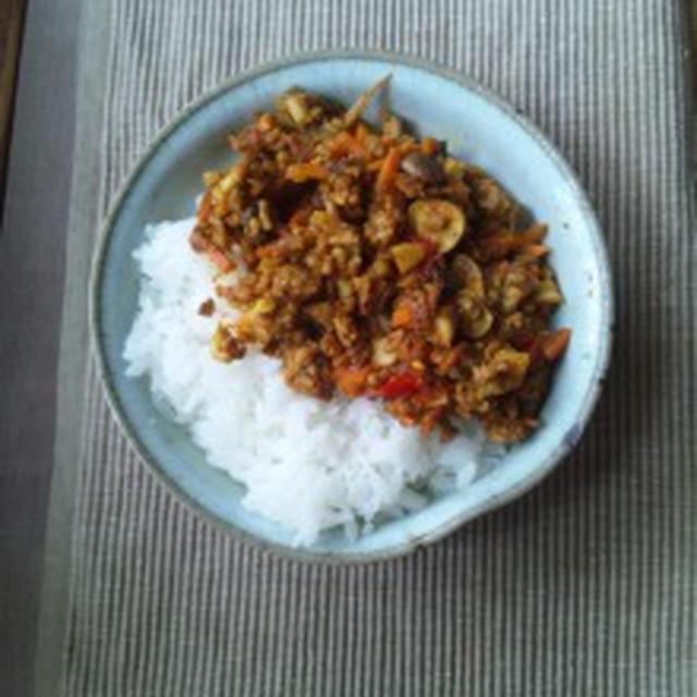 今日のお昼♪パステウの残り物の挽き肉でドライカレー。