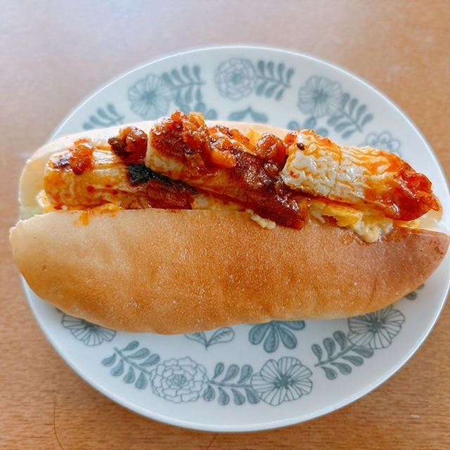 KALDIのエビチリ醤で、ちくわのエビチリ醤炒めサンド