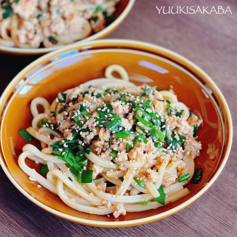 夏休みランチにもおすすめ！鶏そぼろとニラのピリ辛焼うどんレシピ